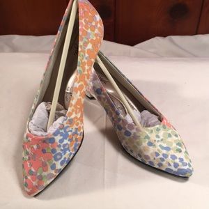 Women’s Soft Style heels. Size 6. Floral.